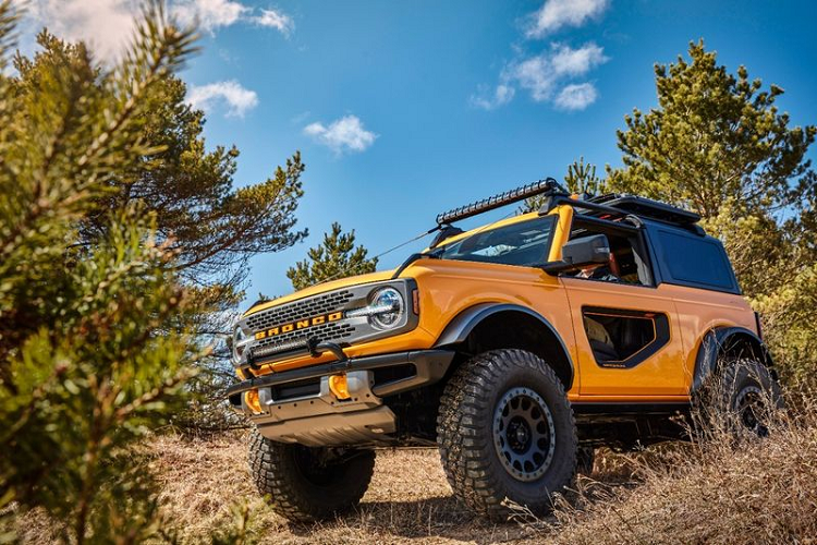 "Cưỡi" trên nền tảng của chiếc xe bán tải Ranger thế hệ mới, Ford Bronco 2021 sẽ chính thức lên dây chuyển sản xuất vào mùa xuân năm sau. Chiếc SUV off-road cỡ trung tự hào với góc thoát và góc vượt đỉnh dốc tốt nhất phân khúc (37,2 và 29 độ), ngoài ra, xe còn có góc tiếp cận 43,2 độ, gầm xe cũng tốt hơn so với Jeep Wrangler Rubicon (294 m với lốp 35 inch đề cập phía trên) và khả năng lội nước ở mức 850,9 mm.