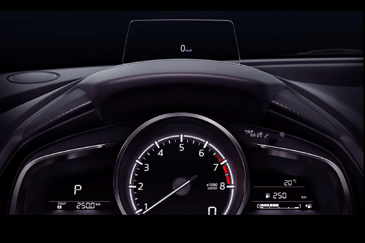 Nội thất Mazda2 2020 bản full tại Thái Lan được trang bị khá nhiều “đồ chơi” như: điều hòa tự động, màn hình trung tâm 7 inch hỗ trợ Apple CarPlay &amp; Android Auto. Ghế ngồi được bọc bằng vải màu xanh, bảng điều khiển trung tâm bọc da màu xanh, vô lăng bọc da màu đen có cruise control + lẫy chuyển số (paddle shift), màn hình hiển thị trên kính lái (HUD) có màu.