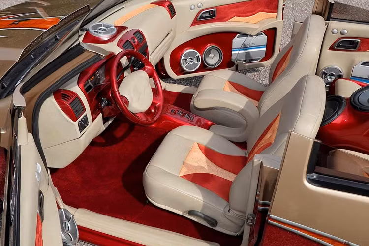 Chỉ cần nhìn qua nó một lần và bạn sẽ hiểu tại sao lại như vậy. Nó đã được độ hoàn toàn từ đầu tới đuôi, với danh sách trang bị độ dài tới mức khó ai nhớ nổi. Những chi tiết nổi bật của nó gồm hệ thống cửa tự sát cài chốt phía sau và phần nóc cùng cửa kính bị cắt chéo, cộng thêm đó là lớp sơn hai tông màu sâm panh và đỏ tía, và cả bộ la-zăng crôm 22 inch Bonspeed Huntington kết hợp bộ lốp Hankook Ventus.