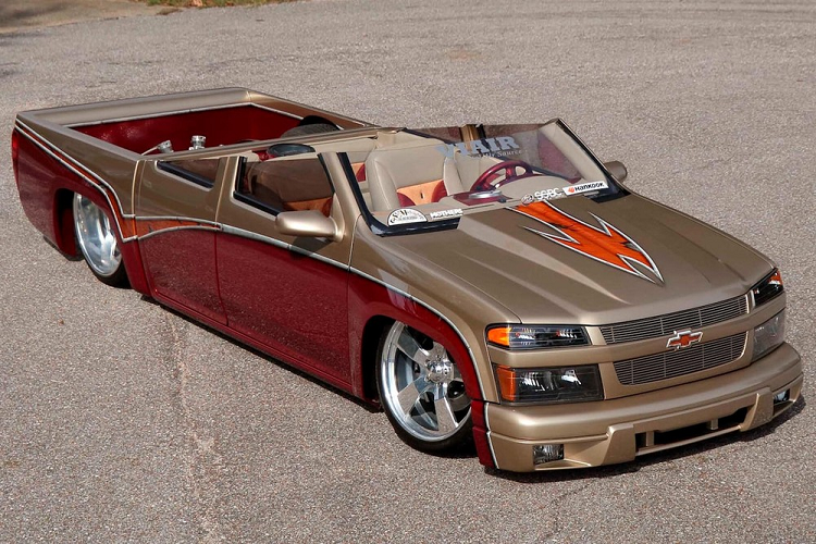 Nhưng nếu bạn muốn có một chiếc Colorado thật sự đặc biệt và khác thường thì sao? Chiếc Chevrolet Colorado 2005 độ low-rider không nóc này có lẽ là một lựa chọn hoàn hảo. Nó chắc chắn là một trong những chiếc Colorado độ độc đáo nhất trên đời, và sẽ được bán đấu giá ước tính 75.000 – 100.000 USD (tương đương 1,7 – 2,3 tỷ đồng)