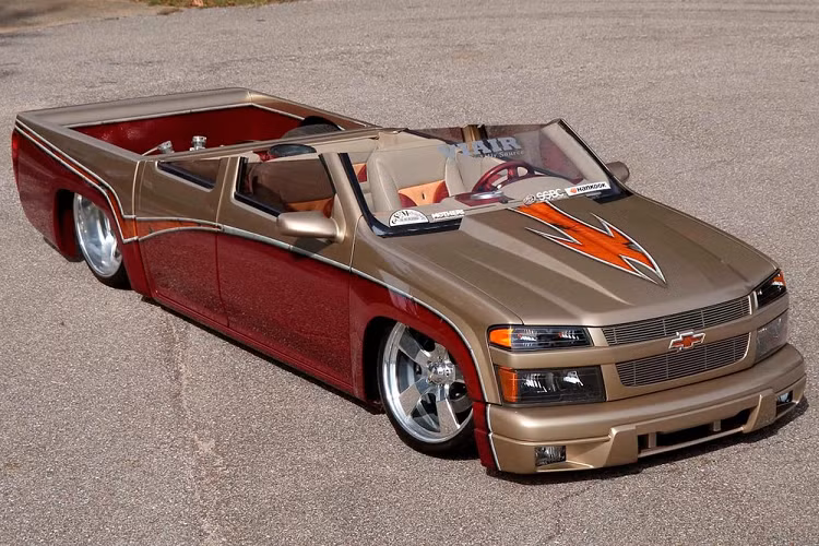 Nhưng nếu bạn muốn có một chiếc Colorado thật sự đặc biệt và khác thường thì sao? Chiếc Chevrolet Colorado 2005 độ low-rider không nóc này có lẽ là một lựa chọn hoàn hảo. Nó chắc chắn là một trong những chiếc Colorado độ độc đáo nhất trên đời, và sẽ được bán đấu giá ước tính 75.000 – 100.000 USD (tương đương 1,7 – 2,3 tỷ đồng)