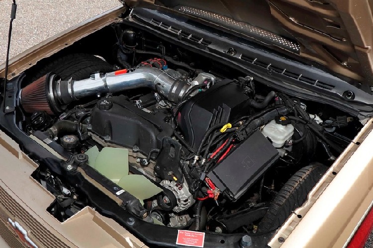 Hệ thống thông tin giải trí của xe bao gồm hệ thống Pioneer AVIC với một đầu đĩa DVD, âm ly Infinity, và một loa siêu trầm đóng kín. Khu vực duy nhất không được độ một cách điên rồ là khoang động cơ. Xe được trang bị động cơ 5 xi-lanh dung tích 3.5 lít sản sinh 220 mã lực nguyên bản, kết hợp với một hệ thống hút gió K&amp;N. Do vậy đây không phải là một chiếc bán tải tốc độ, mà là một sản phẩm nghệ thuật thực sự.