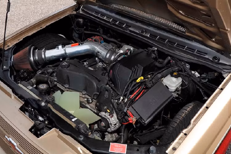 Hệ thống thông tin giải trí của xe bao gồm hệ thống Pioneer AVIC với một đầu đĩa DVD, âm ly Infinity, và một loa siêu trầm đóng kín. Khu vực duy nhất không được độ một cách điên rồ là khoang động cơ. Xe được trang bị động cơ 5 xi-lanh dung tích 3.5 lít sản sinh 220 mã lực nguyên bản, kết hợp với một hệ thống hút gió K&amp;N. Do vậy đây không phải là một chiếc bán tải tốc độ, mà là một sản phẩm nghệ thuật thực sự.