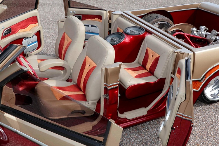 Chiếc xe chạy trên một bộ kit CCE Air Ride 3/8 với túi khí Firestone, và những trang bị độ ngoại thất đáng lưu ý khác bao gồm không có tay nắm cửa chính, cửa hậu và cửa bình nhiên liệu, cũng như lưới tản nhiệt phôi thép Tranz và một nắp capô Reflexxion. Ở phía bên trong, mọi thứ cũng điên rồ không kém bên ngoài: ghế ngồi được bọc chất liệu hỗn hợp giả da và da rắn màu đỏ tía và rám nắng để tương ứng ngoại thất.