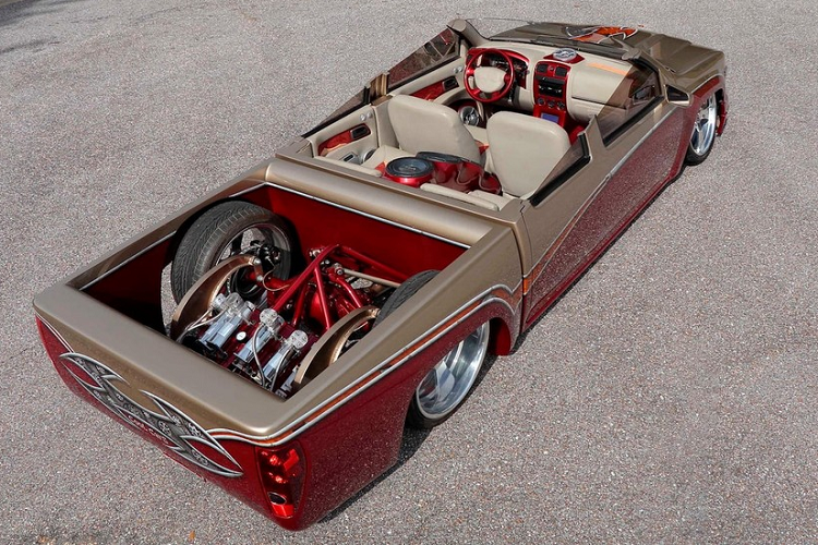 Chevrolet Colorado cực độc này đã được độ kiểu low-rider và "cắt luôn" phần nóc. Chiếc xe này đã được chế tạo bởi Cool Cars ở Louisville, Kentucky, Mỹ, và đã từng xuất hiện trên một số tạp chí xe bán tải nổi tiếng tại địa phương.
