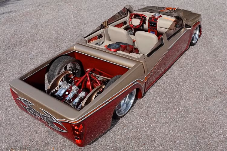 Chevrolet Colorado cực độc này đã được độ kiểu low-rider và "cắt luôn" phần nóc. Chiếc xe này đã được chế tạo bởi Cool Cars ở Louisville, Kentucky, Mỹ, và đã từng xuất hiện trên một số tạp chí xe bán tải nổi tiếng tại địa phương.