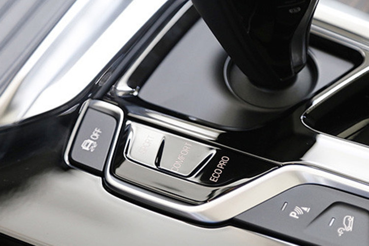 Đáng chú ý là tất cả đèn trước đều sử dụng công nghệ LED tiêu chuẩn. Nhờ vào kích thước ngoại thất lớn hơn, BMW X4 2020 cung cấp cho hành khách thêm không gian bên trong cabin. Hàng ghế phía sau có khoảng để chân dài hơn 1 inch so với BMW X4 cũ.