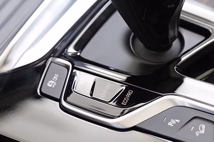 Đáng chú ý là tất cả đèn trước đều sử dụng công nghệ LED tiêu chuẩn. Nhờ vào kích thước ngoại thất lớn hơn, BMW X4 2020 cung cấp cho hành khách thêm không gian bên trong cabin. Hàng ghế phía sau có khoảng để chân dài hơn 1 inch so với BMW X4 cũ.