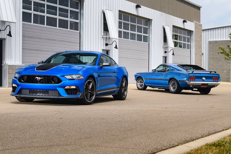 Đây cũng là lần đầu tiên Ford trang bị tính năng rev-matching cho hộp số Tremec, bên cạnh bộ ly hợp kép từ chiếc Mustang GT cùng chức năng chuyển số nhanh short-throw. Không chỉ sử dụng chung hộp số với chiếc Shelby GT350, Ford Mustang Mach 1 còn sử dụng chung khối động cơ được tinh chỉnh lại từ chiếc xe này, bao gồm cổ gió, lọc dầu và bộ làm mát dầu máy, giúp tăng khả năng làm mát động cơ thêm 50%.