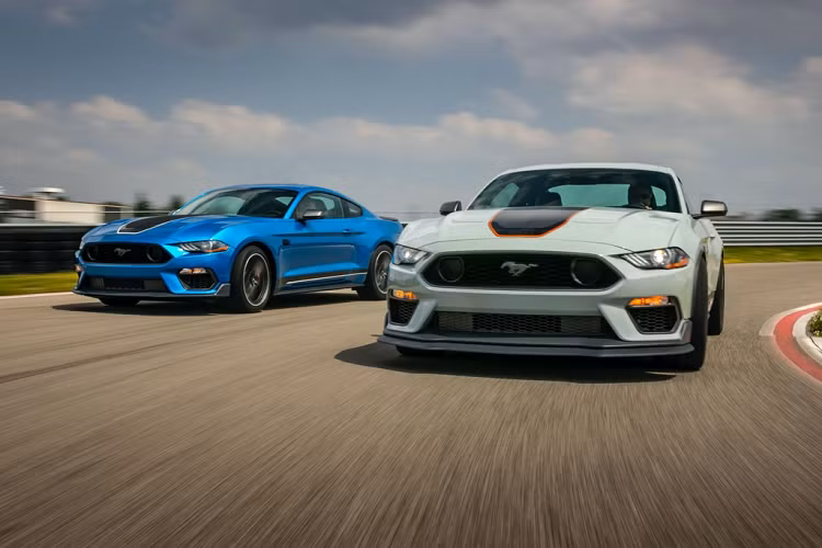 Hiệu suất của xe hoàn toàn tương đồng với phiên bản đặc biệt Ford Mustang Bullitt 2021 mới, với công suất 480 mã lực tại vòng tua 7.000 vòng/phút và mô-men xoắn 569 Nm tại vòng tua 4.600 vòng/phút. Mach 1 được trang bị hộp số sàn 6 cấp Tremec 3160, vốn đang được sử dụng trên chiếc Shelby GT350.