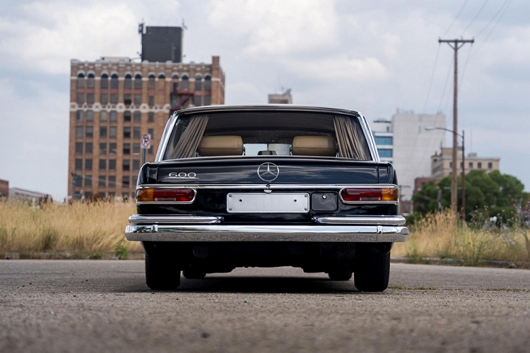 Hiện giá xe Mercedes-Benz 600 LWB Pullman 4 cửa có lai lịch đặc biệt này đang được rao bán với giá 285.000 USD (khoảng 6,6 tỷ đồng).