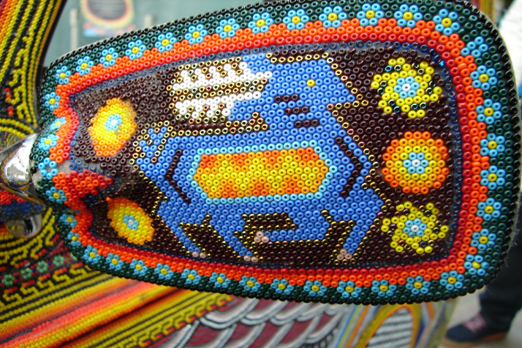 Trong khi đó, hình ảnh những chú chim đại bàng hai đầu biểu thị sự bảo vệ dành cho hành khách. Trên vòm lốp trước còn có các dòng chữ tưởng nhớ cuộc cách mạng Mexico năm 1910 và cuộc chiến dành độc lập từ Tây Ban Nha diễn ra năm 1810.