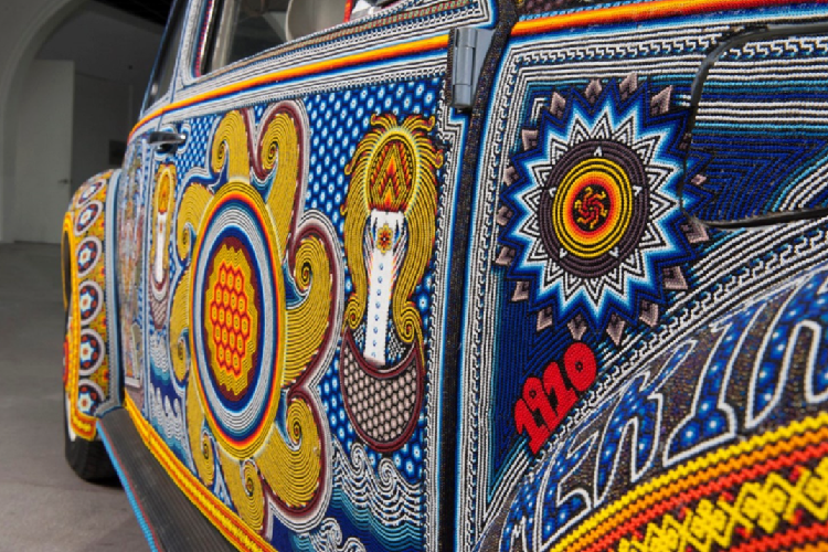 Chiếc xe cổ Volkswagen Beetle Vochol có nhiều chi tiết tôn vinh nền văn hóa của người Huichol. Hình ảnh hai con rắn nằm giữa mây mang ý nghĩa chỉ những cơn mưa, cảnh pháp sư chèo thuyền đính trên cửa cốp và mặt trời ở nóc xe chỉ sự hòa hợp giữa con người và những vị thần.