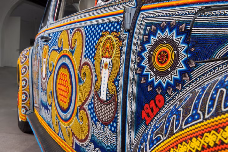 Chiếc xe cổ Volkswagen Beetle Vochol có nhiều chi tiết tôn vinh nền văn hóa của người Huichol. Hình ảnh hai con rắn nằm giữa mây mang ý nghĩa chỉ những cơn mưa, cảnh pháp sư chèo thuyền đính trên cửa cốp và mặt trời ở nóc xe chỉ sự hòa hợp giữa con người và những vị thần.