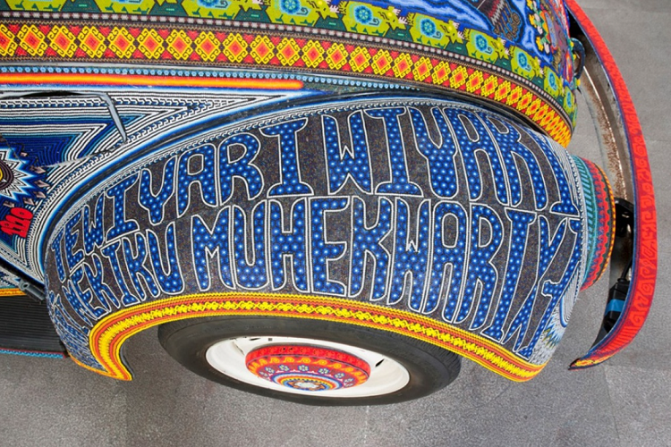 Ngoại thất và nội thất của chiếc Volkswagen Beetle đính hạt chứa 2.277.000 các loại hạt trang trí, được đính thủ công bởi 8 nghệ nhân Huichol. Quá trình hoàn thiện chiếc xe kéo dài 8 tháng, với hơn 9.000 giờ làm việc.