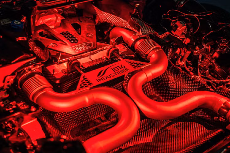 Hãng độ Mỹ không đề cập tới tối ưu động cơ tăng áp kép V8 4.0L nhưng cho biết đã thực hiện một vài nâng cấp nhỏ. 1016 Industries chưa công bố giá xe McLaren 720S 2020 độ.