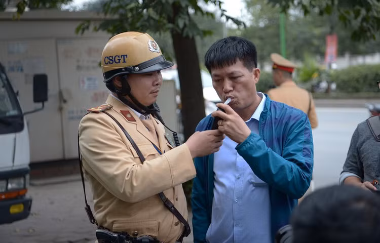 Moi ngay co khoang 500 lai xe bi xu ly vi pham nong do con-Hinh-2