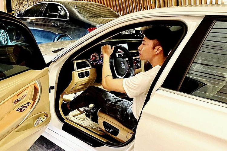 Porsche Panamera có khả năng tăng tốc từ vị trí xuất phát lên 100 km/h chỉ trong thời gian 5,7 giây trước khi đạt tốc độ tối đa 264 km/h. Xe đi kèm hộp số tự động ly hợp kép PDK 8 cấp. Ngoài Porsche Panamera, Jason Nguyễn còn chia sẻ các hình ảnh bên xe đắt tiền khác chẳng hạn như một chiếc Limousine "dài ngoằng". 