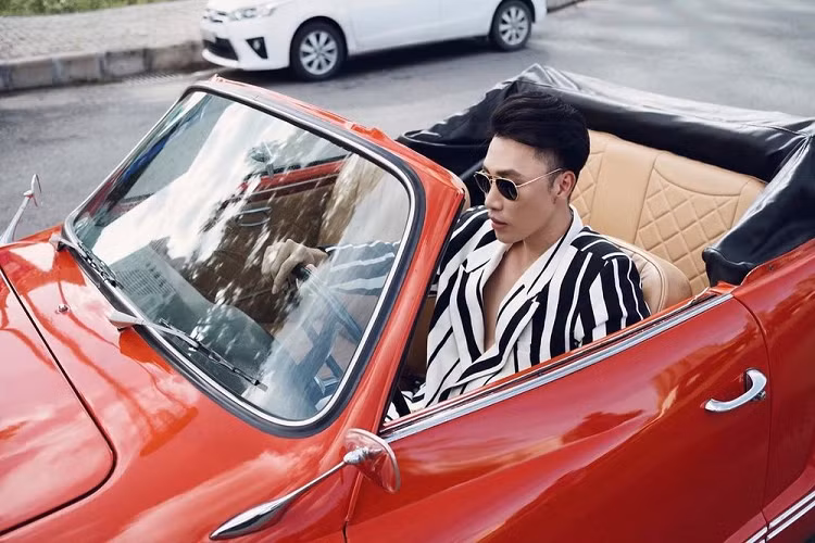 Bên cạnh đó, hot boy lừa đảo 57 tỷ đồng này còn đăng tải hình ảnh một chiếc BMW và xe mui trần nhưng không rõ là xe bạn bè, xe mướn hay của chính Jason Nguyễn.