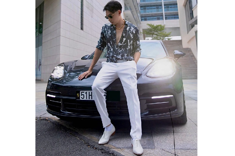 Trước khi bị Công an T.p HCM bắt tạm giam, Jason Nguyễn được xem như là một người nổi tiếng trên mạng xã hội khi thu hút gần 150 nghìn người theo dõi trên Instagram, trong đó có không ít những hình ảnh hot boy lừa đảo này khoe cuộc sống sang chảnh bên du thuyền, resort cao cấp hay các mẫu xe đắt tiền của Porsche và BMW.