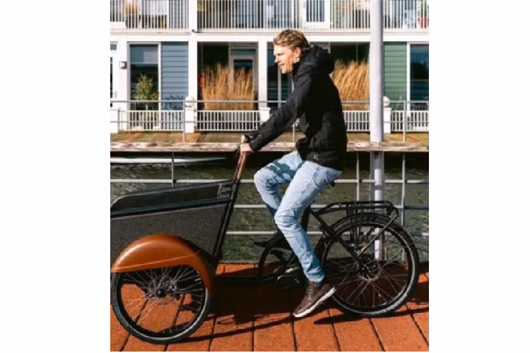 Xe trang bị phanh đĩa thủy lực với hai piston hiệu Tektro Auriga, hộp số tự động NuVinci Enviolo. Bộ khung nhôm tích hợp hệ thống đèn. Hãng sản xuất còn cung cấp phụ kiện tên Hebie Chainglider để bọc kín toàn bộ dây xích. Toàn bộ hệ thống dây của xe cũng được đưa vào trong bộ khung, và gói pin đã được thùng xe che khuất. Coupe dùng bộ lốp Schwalbe Big Apple Plus, có chắn bùn. Các bánh xe được thiết kế nghiêng vào trong để tạo ra những vòng quay ổn định hơn