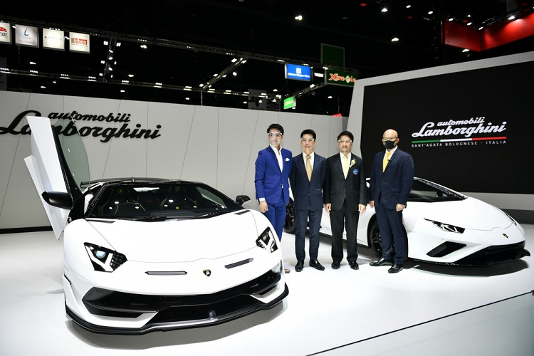 Nhân vật chính trong triển lãm Bangkok Motor Show 2020 tại gian hàng của Lamborghini không ai khác ngoài siêu phẩm Aventador SVJ Roadster. Trên toàn thế giới chỉ có đúng 800 chiếc siêu xe Lamborghini Aventador SVJ Roadster được tạo ra và một vài tin nội bộ cho biết đại lý Lamborghini Thái Lan tìm thấy 2 chủ nhân của siêu xe mui trần hàng hiếm này.