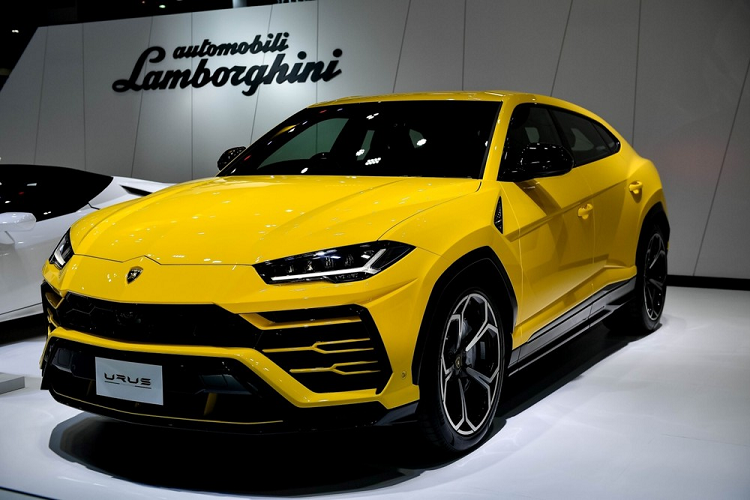 Giá xe Lamborghini Urus bán ra tại Thái Lan khoảng 16,6 tỷ đồng. Đây chính là chiếc SUV nhanh nhất thế giới hiện tại. Mẫu xe này được trang bị động cơ xăng V8, tăng áp kép, dung tích 4.0 lít, sản sinh công suất tối đa 650 mã lực và mô-men xoắn cực đại 850 Nm. Động cơ kết hợp cùng hộp số tự động 8 cấp và hệ dẫn động 4 bánh giúp Lamborghini Urus có thể tăng tốc từ vị trí xuất phát lên 100 km/h trong 3,6 giây trước khi đạt vận tốc tối đa 305 km/h.