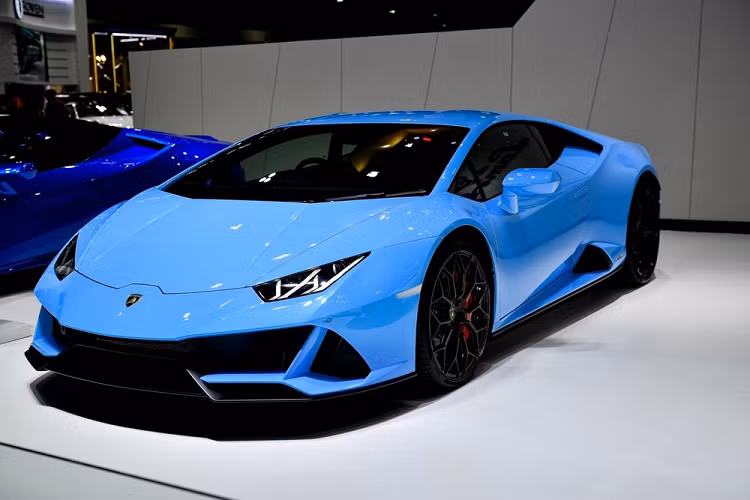 Chiếc siêu xe Lamborghini Huracan EVO 2020 được trưng bày ở triển lãm Bangkok Motor Show 2020 có màu xanh nhạt tuyệt đẹp. Xe có giá bán chính hãng từ 18 tỷ đồng. Lamborghini Huracan EVO sở hữu động cơ V10, hút khí tự nhiên, dung tích 5.,2 lít tạo ra công suất tối đa 640 mã lực và mô-men xoắn cực đại 600 Nm. Khả năng đua nước rút từ 0-100 km/h của Lamborghini Huracan EVO 2020 chỉ mất thời gian 2,9 giây, nhanh hơn 0,3 giây so với Lamborghini Huracan LP610-4. Vận tốc tối đa của Lamborghini Huracan EVO 2020 đạt mức hơn 325 km/h.