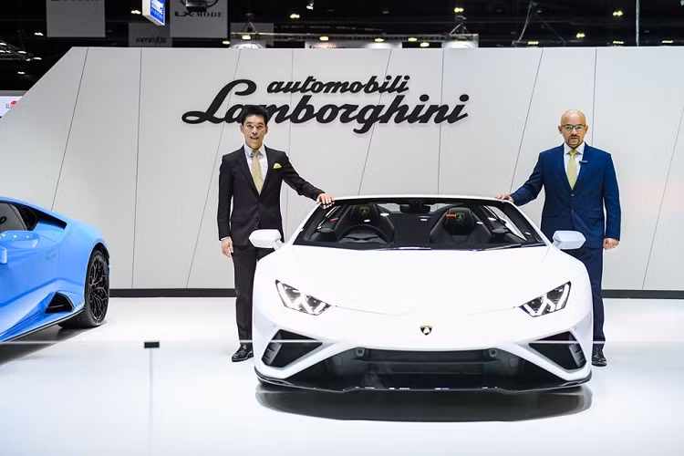 So với phiên bản dẫn động 4 bánh AWD, Lamborghini Huracan EVO RWD Spyder được bổ sung bộ chẻ khí trước và bộ khuếch tán gió mới cũng như cản sau màu đen bóng. Trong khi đó, mui mềm có thể đóng/mở trong thời gian 17 giây ngay cả khi mẫu siêu xe này chạy ở vận tốc 50 km/h. Dù mui đóng hay mở thì người lái vẫn có thể mở cửa sổ sau chỉnh điện. Ngoài ra, trong khoang lái còn có 2 kính chắn gió có thể tháo, lắp tùy ý để giảm tiếng ồn, cho phép người ngồi trong xe nói chuyện ngay cả khi Lamborghini Huracan EVO RWD Spyder đang chạy ở tốc độ cao.