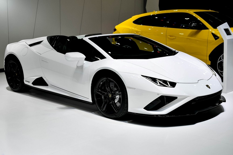 Bên cạnh siêu xe Lamborghini Aventador SVJ Roadster, đại lý Lamborghini Thái Lan còn vén màn mẫu siêu xe mui trần Lamborghini Huracan EVO Spyder chỉ mới ra mắt trên thế giới thông qua diện trực tuyến khoảng 2 tháng. Có thể xem Thái Lan chính là nơi chiếc Lamborghini Huracan EVO Spyder được ra mắt tại một triển lãm ô tô.