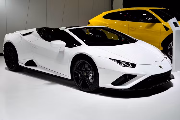 Bên cạnh siêu xe Lamborghini Aventador SVJ Roadster, đại lý Lamborghini Thái Lan còn vén màn mẫu siêu xe mui trần Lamborghini Huracan EVO Spyder chỉ mới ra mắt trên thế giới thông qua diện trực tuyến khoảng 2 tháng. Có thể xem Thái Lan chính là nơi chiếc Lamborghini Huracan EVO Spyder được ra mắt tại một triển lãm ô tô.