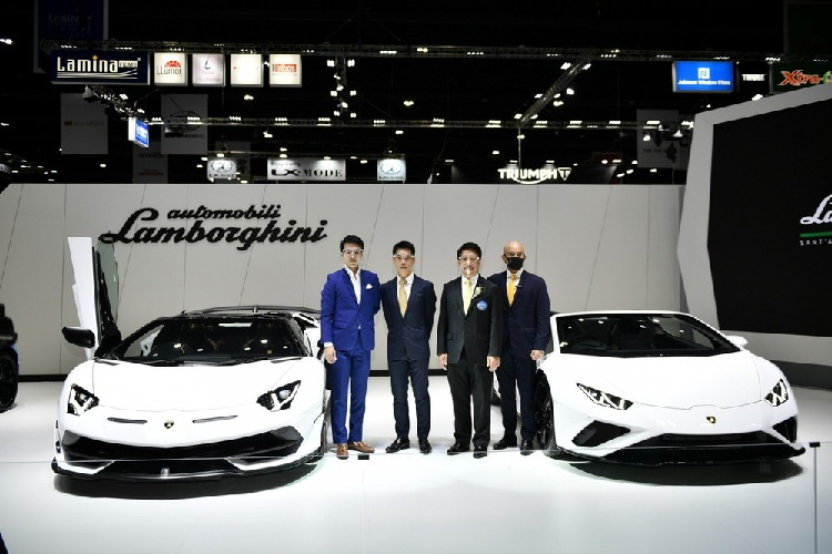 Triển lãm Bangkok Motor Show 2020 đã khai mạc vào ngày 15 tháng 7 năm 2020 sau khoảng 4 tháng tạm hoãn vì dịch Covid-19. Mặc dù thiếu vài hãng xe tham dự nhưng nhìn chung, 25 thương hiệu có mặt tại triển lãm xe lớn nhất Đông Nam Á cũng mang đến màn trình diễn ấn tượng cho người xem. Khỏi phải nói giới mê xe tại Thái vui mừng đến chừng nào khi ghé thăm gian hàng của hãng siêu xe Lamborghini.
