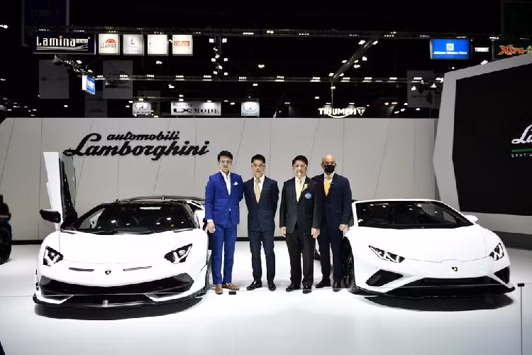 Triển lãm Bangkok Motor Show 2020 đã khai mạc vào ngày 15 tháng 7 năm 2020 sau khoảng 4 tháng tạm hoãn vì dịch Covid-19. Mặc dù thiếu vài hãng xe tham dự nhưng nhìn chung, 25 thương hiệu có mặt tại triển lãm xe lớn nhất Đông Nam Á cũng mang đến màn trình diễn ấn tượng cho người xem. Khỏi phải nói giới mê xe tại Thái vui mừng đến chừng nào khi ghé thăm gian hàng của hãng siêu xe Lamborghini.