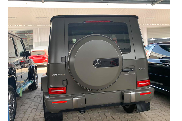 Những màu sơn đắt tiền này đòi hỏi chủ nhân phải chăm sóc và bảo vệ lớp sơn kỹ lưỡng để giữ gìn vẻ đẹp trong suốt quá trình sử dụng. Hiện tại, giá xe Mercedes-AMG G63 2020 phân phối chính hãng có giá 10,829 tỷ đồng, mức giá này chưa bao gồm các tùy chọn đi kèm.