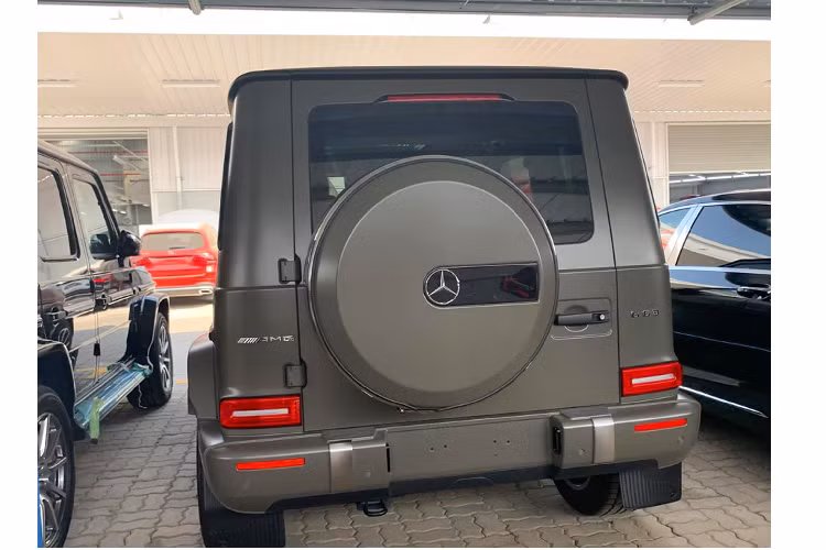 Những màu sơn đắt tiền này đòi hỏi chủ nhân phải chăm sóc và bảo vệ lớp sơn kỹ lưỡng để giữ gìn vẻ đẹp trong suốt quá trình sử dụng. Hiện tại, giá xe Mercedes-AMG G63 2020 phân phối chính hãng có giá 10,829 tỷ đồng, mức giá này chưa bao gồm các tùy chọn đi kèm.