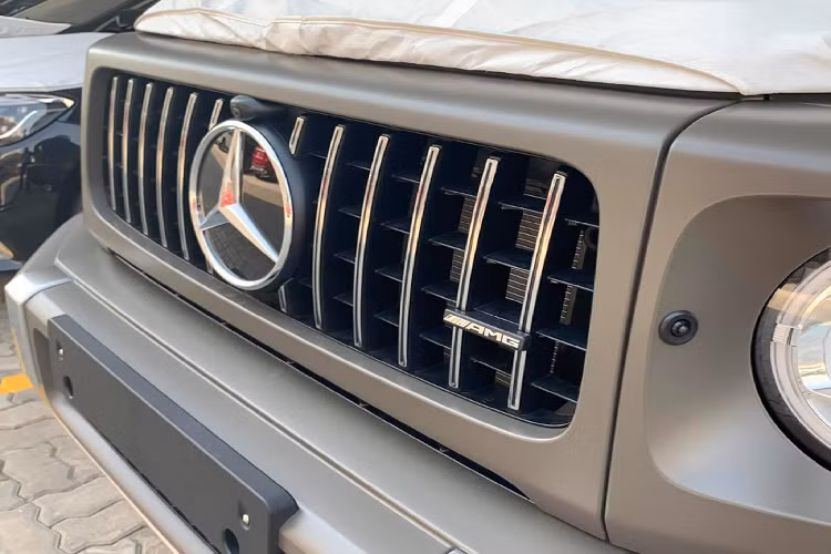 Màu sơn Olive metallic là 1 trong 11 lựa chọn màu sơn nằm trong gói “G manufaktur paints” mà Mercedes-Benz cung cấp cho G63 thế hệ mới. Được biết, màu sơn đặc biệt này có giá khoảng 500 triệu đồng, giá trị tương đương với một chiếc Toyota Vios 1.5E MT 2020.