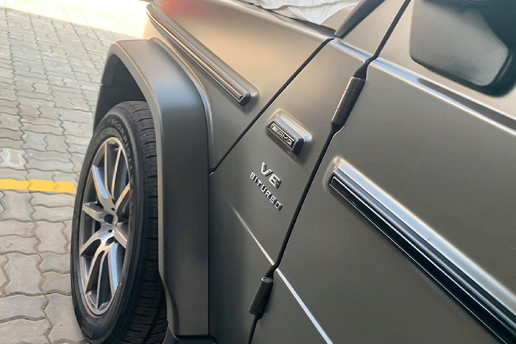 Đây là chiếc xe SUV Mercedes-AMG G63 2020 thế hệ mới sở hữu màu sơn độc đáo và đắt tiền đầu tiên về Việt Nam. Trước đó, vào năm 2016 đã có một chiếc G63 đời cũ sở hữu màu sơn độc đáo – Đỏ “Tomato Crazy Color Edition” trị giá 700 triệu đồng.