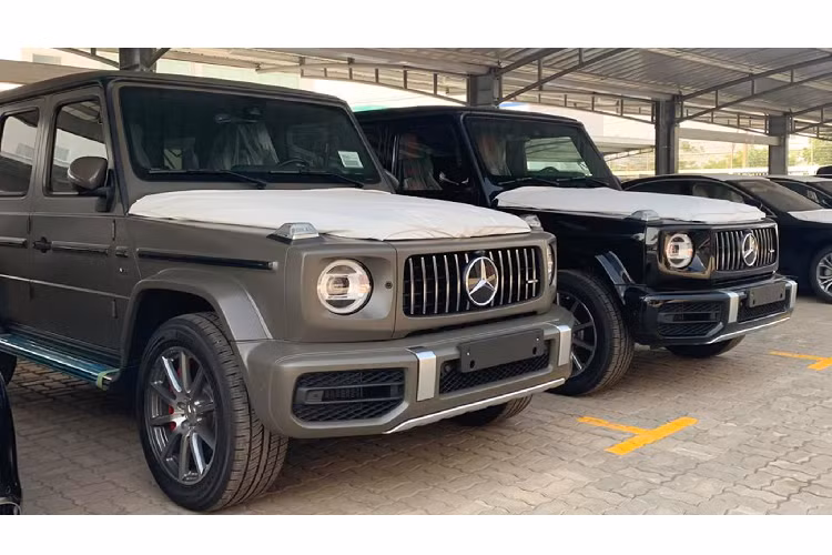 Chiếc Mercedes-AMG G63 2020 mới nhập chính hãng này được chủ nhân lựa chọn màu sơn Xanh Olive đặc biệt có tên gọi “Olive metallic”, màu sơn xanh này rất dễ làm người xem liên tưởng đến màu xanh quân đội.