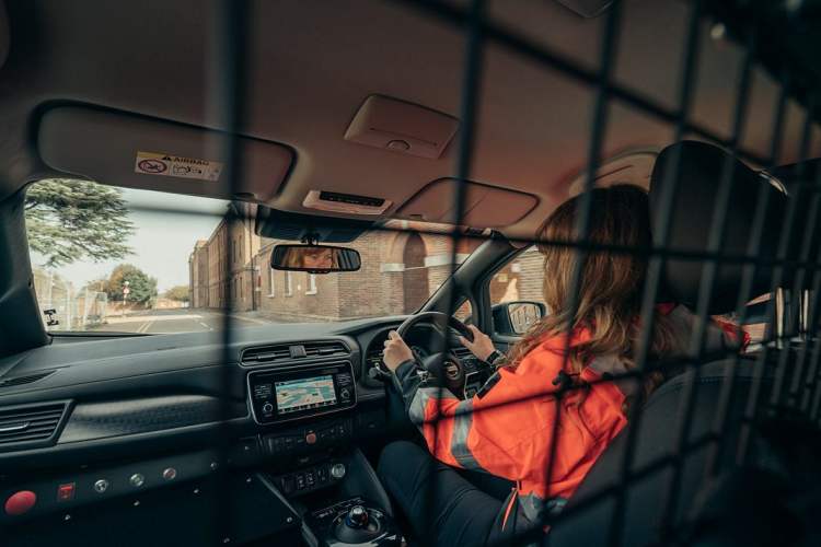 Nissan Re-Leaf 2021 mới sử dụng hai cổng điện chống nước bên ngoài với nguồn 110V và 230V và một cổng điện thứ ba đặt trong cốp xe.