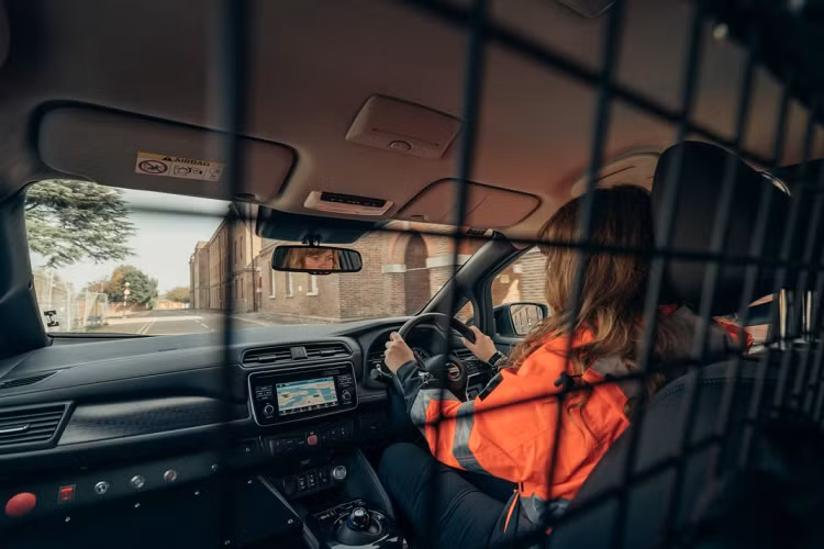 Nissan Re-Leaf 2021 mới sử dụng hai cổng điện chống nước bên ngoài với nguồn 110V và 230V và một cổng điện thứ ba đặt trong cốp xe.