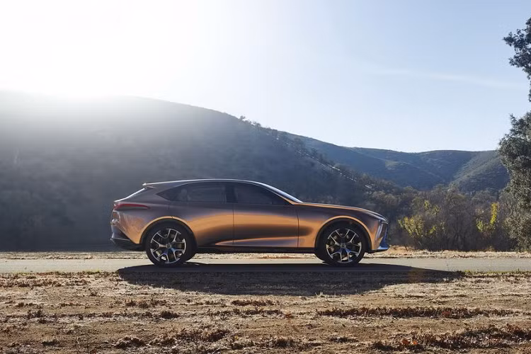 Đề cập tới khía cạnh động cơ hay khung gầm, Lexus LQ hoàn toàn mới sẽ mang nhiều điểm chung với mẫu sedan full-size Lexus LS. Được dự đoán phát triển dựa trên nền tảng của LS, dưới nắp capo của LQ có thể sẽ là động cơ V6 3.5 lít twin-turbo với 416 mã từ LS 500 hoặc bộ cấu hình máy V6 3.5 lít.