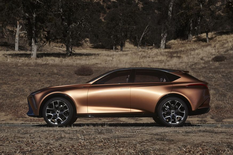 Động cơ kết hợp cùng 2 mô-tơ điện trên LS 500h, sản sinh công suất 354 mã. Ngoài ra trên phiên bản hiệu năng cao F, chiếc LQ có thể sở hữu khối sức mạnh hơn 600 mã từ động cơ V8 twin-turbo. Dự kiến xuất hiện vào nửa đầu năm 2022, Lexus LQ sẽ là đối thủ cạnh tranh trực tiếp với các mẫu xe châu Âu và Mỹ như Mercedes-Benz GLS, BMW X7, Range Rover, Lincoln Navigator hay Cadillac Escalade.