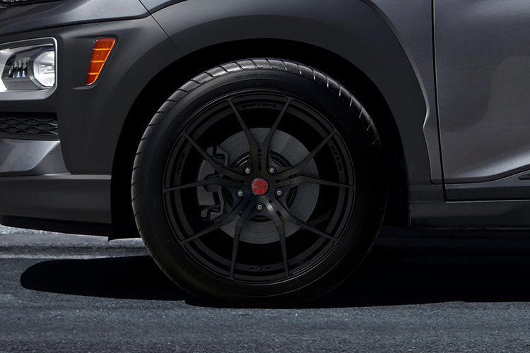 Kết thúc các thay đổi nhỏ ở ngoại thất, nội thất của mẫu xe SUV Hyundai Kona Night Edition 2021 trở nên đặc biệt hơn với bộ bàn đạp hợp kim và nhiều chi tiết sơn đen bóng như tay nắm cửa, mặt khác, viền cửa gió điều hòa lại có màu bạc.