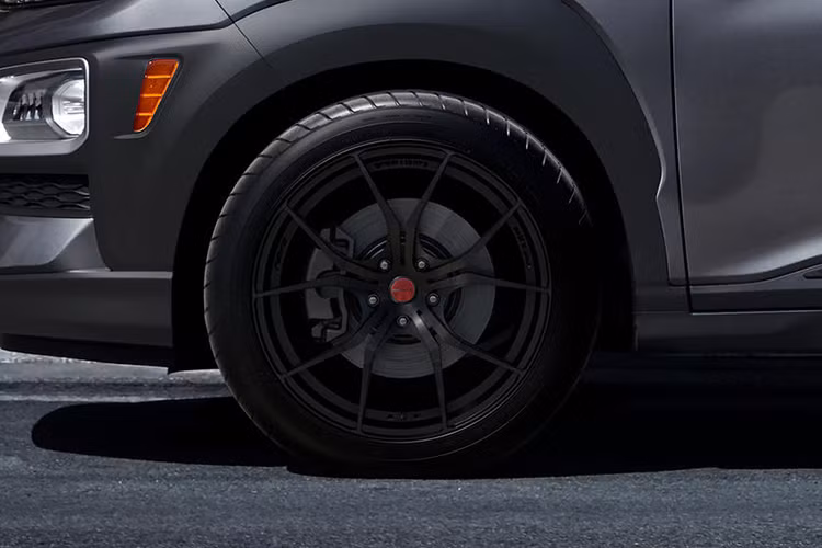 Kết thúc các thay đổi nhỏ ở ngoại thất, nội thất của mẫu xe SUV Hyundai Kona Night Edition 2021 trở nên đặc biệt hơn với bộ bàn đạp hợp kim và nhiều chi tiết sơn đen bóng như tay nắm cửa, mặt khác, viền cửa gió điều hòa lại có màu bạc.