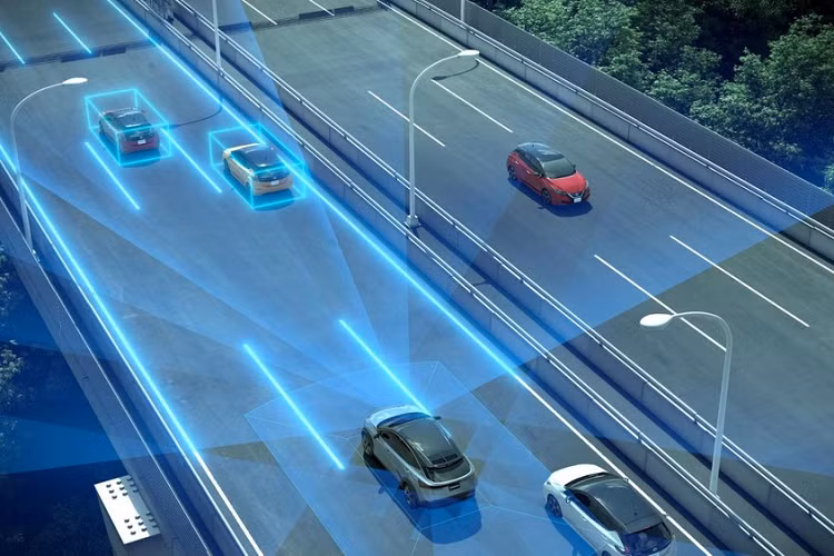 Nissan có trang bị cho Ariya hệ thống hỗ trợ tài xế tân tiến ProPILOT 2.0 mới nhất, cũng như hệ thống đỗ xe từ xa ProPILOT Remote Park. Với ProPILOT 2.0, tài xế có thể bỏ tay khỏi vô lăng trong một số tình huống nhất định. Làm nên hệ thống này là 7 camera, 5 radar sóng milimet, và 12 cảm biến sonar siêu thanh. Giá xe Nissan Ariya 2021 khởi điểm từ 5 triệu yên (tương đương 1 tỷ đồng), xe sẽ bắt đầu được giao tới tay khách hàng vào giữa năm 2021 tại Nhật Bản. Các thị trường châu Âu, Bắc Mỹ, và Trung Quốc nhận xe vào cuối năm 2021.