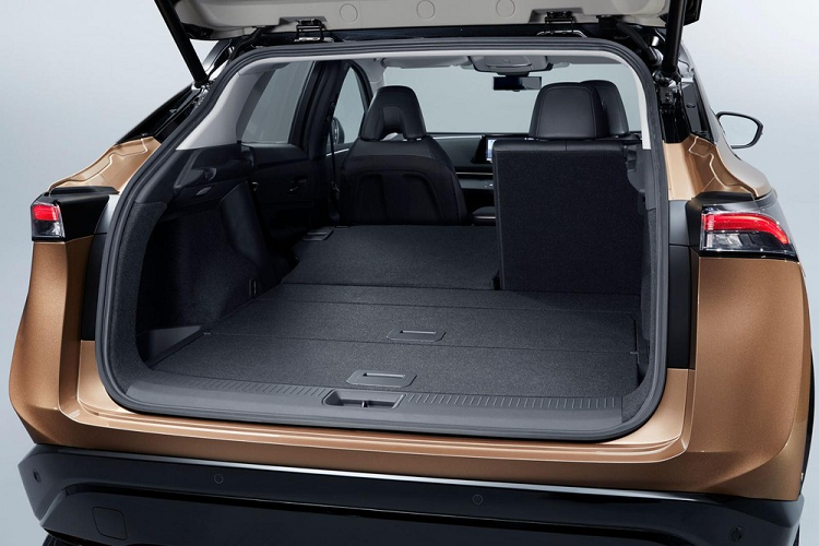 Tuy nhiên, điểm thú vị nhất chắc là việc nội thất xe gần như không có nút bấm vật chất. Thay vì các nút bấm và núm vặn truyền thống cho hệ thống điều hòa, Ariya có những nút cảm ứng tích hợp vào tấm ốp trang trí giống gỗ trên mặt táp lô. Khi không sử dụng, chúng trông như vô hình nhưng khi khởi động xe, chúng sẽ sáng lên. Các nút cảm ứng tương tự cũng có trên cụm điều khiển trung tâm để điều chỉnh chế độ lái và những tính năng khác.