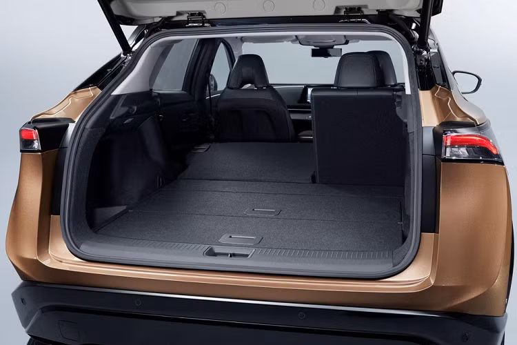 Tuy nhiên, điểm thú vị nhất chắc là việc nội thất xe gần như không có nút bấm vật chất. Thay vì các nút bấm và núm vặn truyền thống cho hệ thống điều hòa, Ariya có những nút cảm ứng tích hợp vào tấm ốp trang trí giống gỗ trên mặt táp lô. Khi không sử dụng, chúng trông như vô hình nhưng khi khởi động xe, chúng sẽ sáng lên. Các nút cảm ứng tương tự cũng có trên cụm điều khiển trung tâm để điều chỉnh chế độ lái và những tính năng khác.