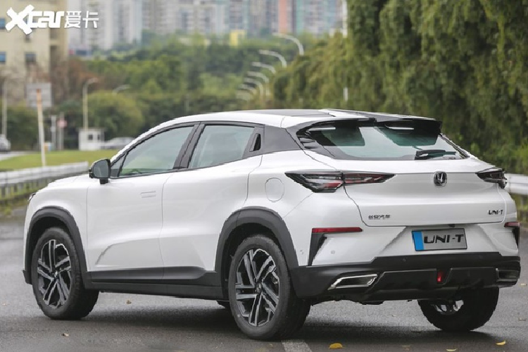 Về Ngoại hình, ChangAn Uni-T 2020 mới được trang bị dải đèn LED ban ngày dạng chữ L đặt trên cùng tương tự như trên các dòng xe Lexus, hệ thống đèn pha được hạ thấp, lưới tản nhiệt dạng lưới cỡ lớn.