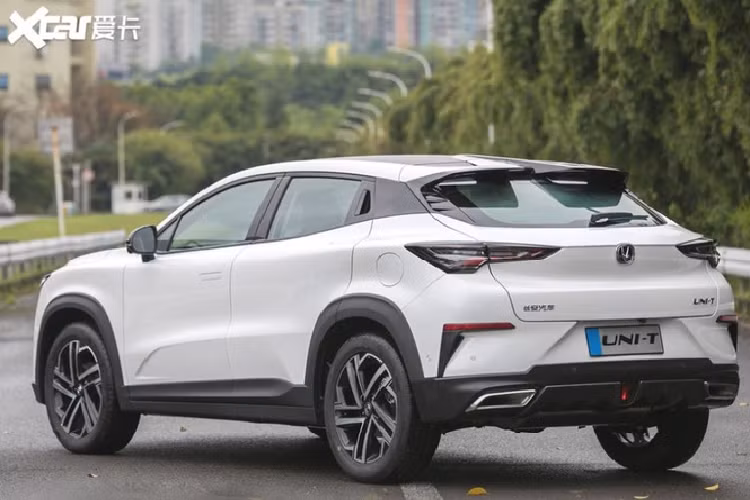 Về Ngoại hình, ChangAn Uni-T 2020 mới được trang bị dải đèn LED ban ngày dạng chữ L đặt trên cùng tương tự như trên các dòng xe Lexus, hệ thống đèn pha được hạ thấp, lưới tản nhiệt dạng lưới cỡ lớn.