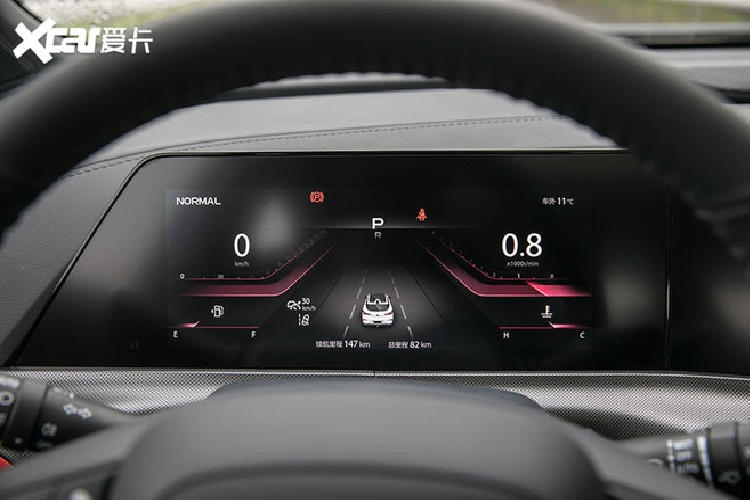 ChangAn Uni-T ra mắt với hai phiên bản: bản tiêu chuẩn dùng hệ dẫn động cầu trước và bản Sport dùng hệ dẫn động 4 bánh toàn thời gian. Cả hai đều được trang bị động cơ tăng áp 1.5L, công suất 180 mã lực, mô-men xoắn 300 Nm, đi kèm hộp số ly hợp kép 7 cấp.